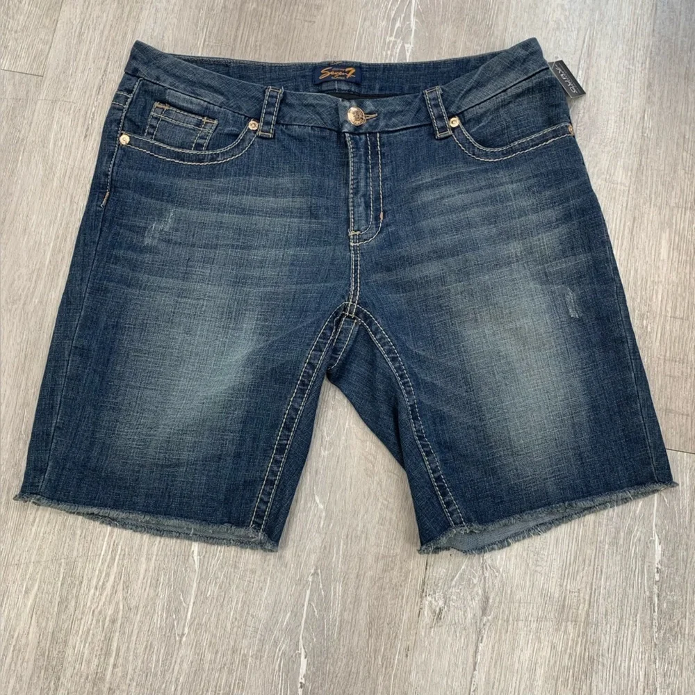 Women’s Seven7 Luxe Weekend Bermuda Shorts.  Size 18 y2k